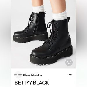 Bettyy Black Leather Steve Madden Platform boots size 9